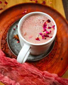 Valentin rose latté au sapin baumier ou au cèdre – lait mousseux et pétales de rose