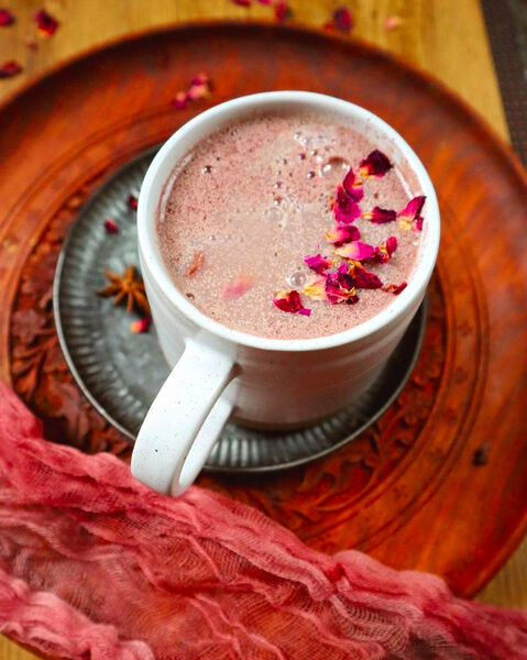 Valentin rose latté au sapin baumier ou au cèdre – lait mousseux et pétales de rose