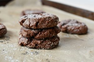 Biscuits maison au chocolat sur planche rustique, recette boréale au sapin baumier
